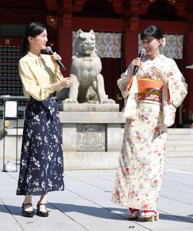 トークで盛り上がる生田絵梨花（左）と芳根京子＝東京・神田明神（撮影・棚橋慶太）