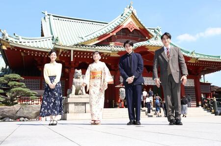 大ヒット祈願を行った（左から）生田絵梨花、芳根京子、本田響矢、小関裕太＝東京・神田明神（撮影・棚橋慶太）