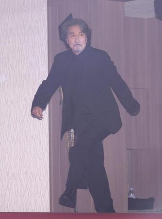登壇する役所広司（撮影・佐々木彰尚）