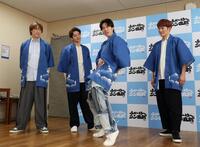 森田まりこ考案のネタを披露するふぉ～ゆ～・辰巳雄大（左から３人目）＝撮影・中田匡峻