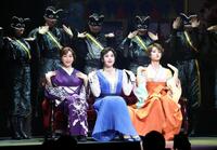 舞台「メイジ・ザ・キャッツアイ」取材会に登場した（前列左から）高島礼子、藤原紀香、剛力彩芽（撮影・伊藤笙子）