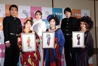 舞台「メイジ・ザ・キャッツアイ」取材会に登場した（前列左から）剛力彩芽、藤原紀香、高島礼子、（後列同）上川竜治、美弥るりか、崎山つばさ＝東京・浜町の明治座（撮影・伊藤笙子）
