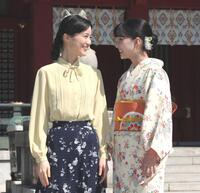 笑顔で顔を見合わせる生田絵梨花（左）と芳根京子（撮影・棚橋慶太）