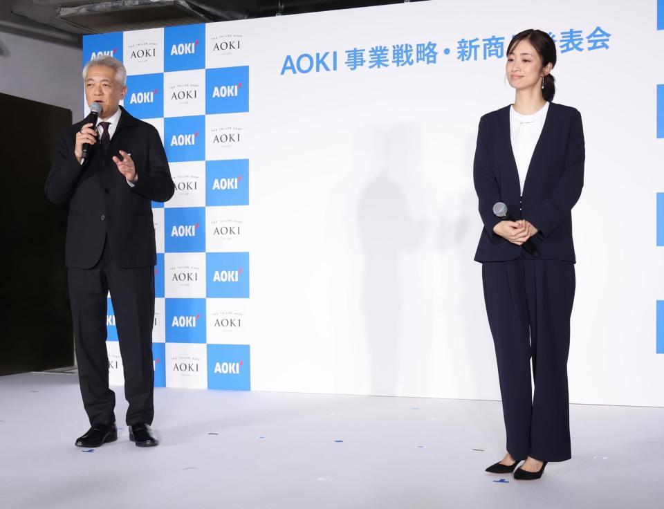 ＡＯＫＩ事業戦略・新商品発表会で小出大二朗代表取締役社長（左）とトークセッションを行った上戸彩