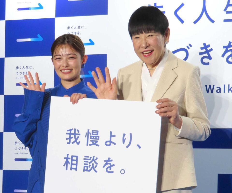 手を振る井上咲楽（左）と和田アキ子　