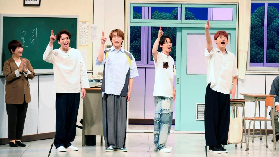ポーズを決める（左から）ふぉ～ゆ～の福田悠太、越岡裕貴、辰巳雄大、松崎裕介（撮影・中田匡峻）