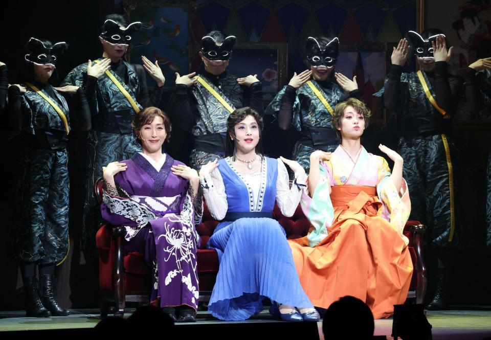 舞台「メイジ・ザ・キャッツアイ」取材会に登場した（前列左から）高島礼子、藤原紀香、剛力彩芽（撮影・伊藤笙子）