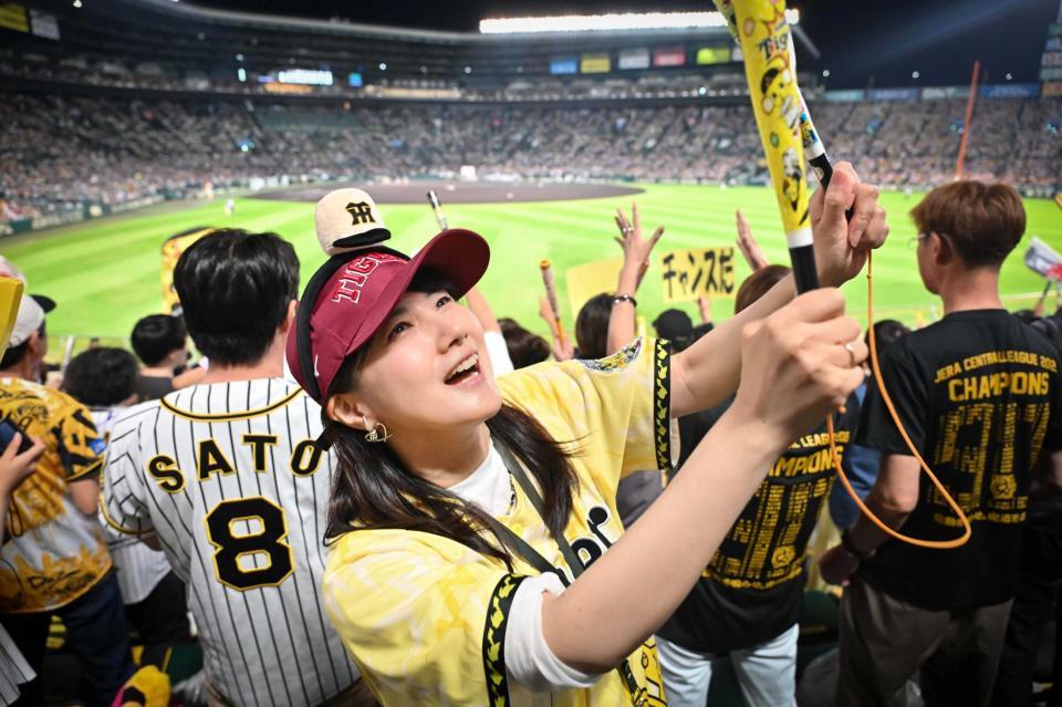 阪神戦を観戦する中江有里　