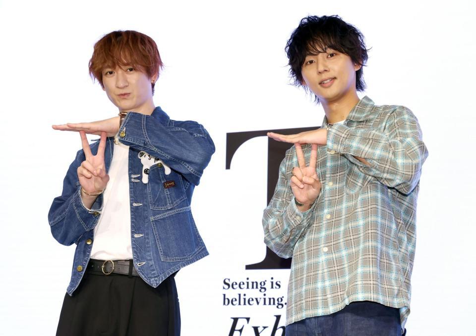 ポーズをとる宮田俊哉（左）と藤ヶ谷太輔（撮影・伊藤笙子）