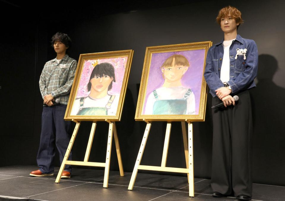 お互いが描いた肖像画に並んで映るＫｉｓ-Ｍｙ-Ｆｔ２の宮田俊哉（左）と藤ヶ谷太輔＝東京・渋谷キャストスペース（撮影・伊藤笙子）