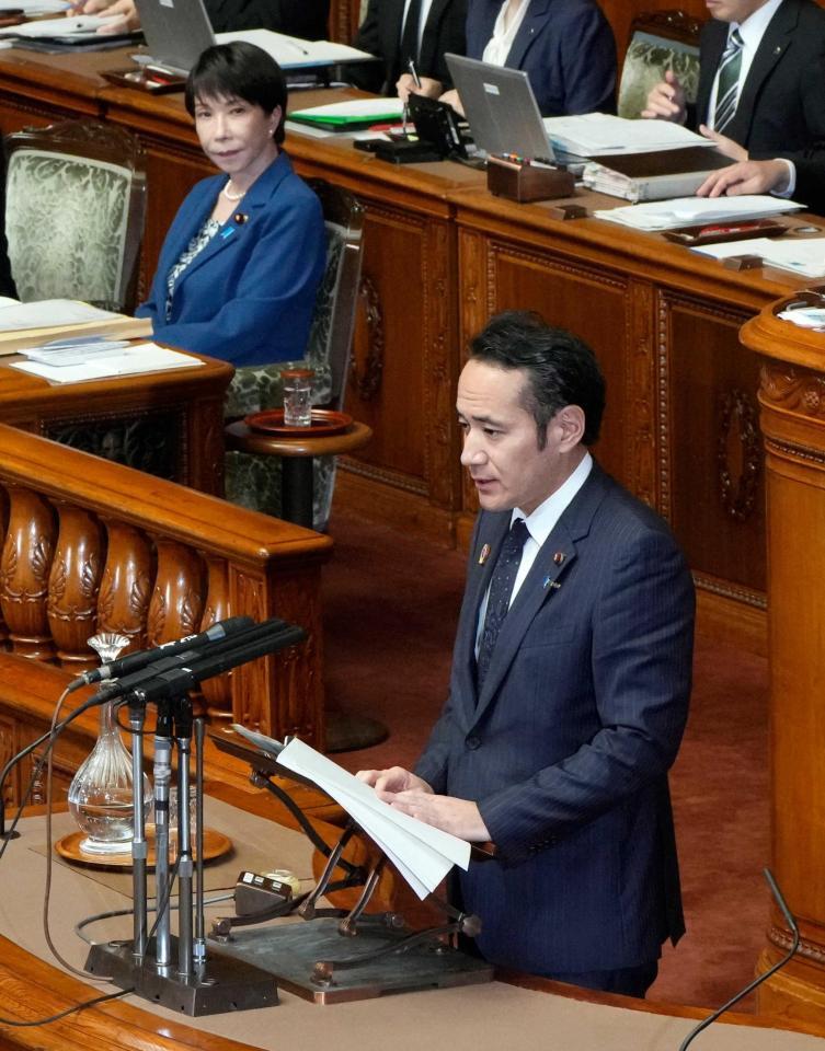 　参院本会議で答弁する簗農相。奥は高市首相