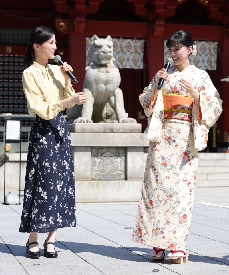 トークで盛り上がる生田絵梨花（左）と芳根京子＝東京・神田明神（撮影・棚橋慶太）