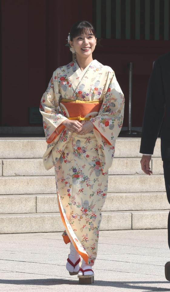 着物姿で登場した芳根京子（撮影・棚橋慶太）