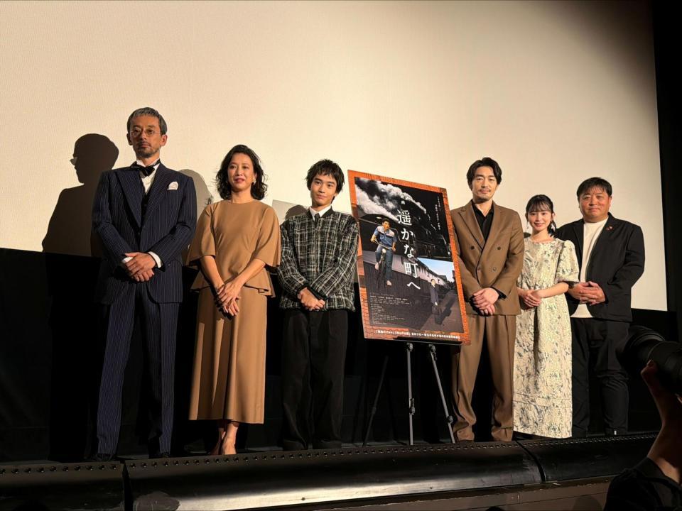 舞台あいさつに登場した（左から）滝藤賢一、戸田菜穂、及川桃利、大谷亮平、磯谷萌々子、錦織良成監督