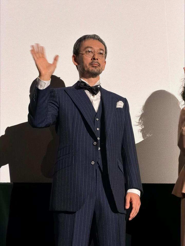 この日のためにオーダーした特注スーツで登壇した滝藤賢一
