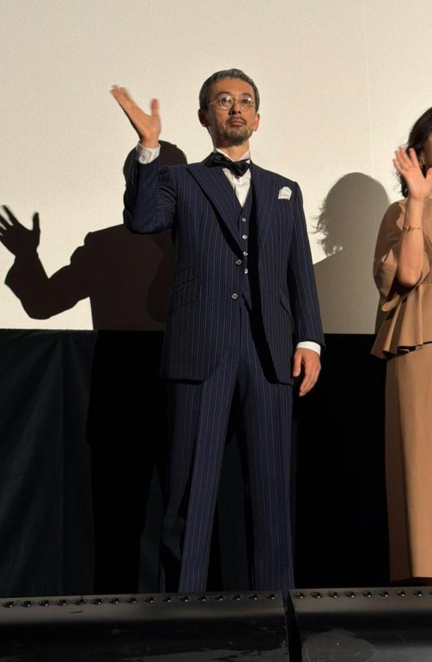この日のためにオーダーした特注スーツで登壇した滝藤賢一