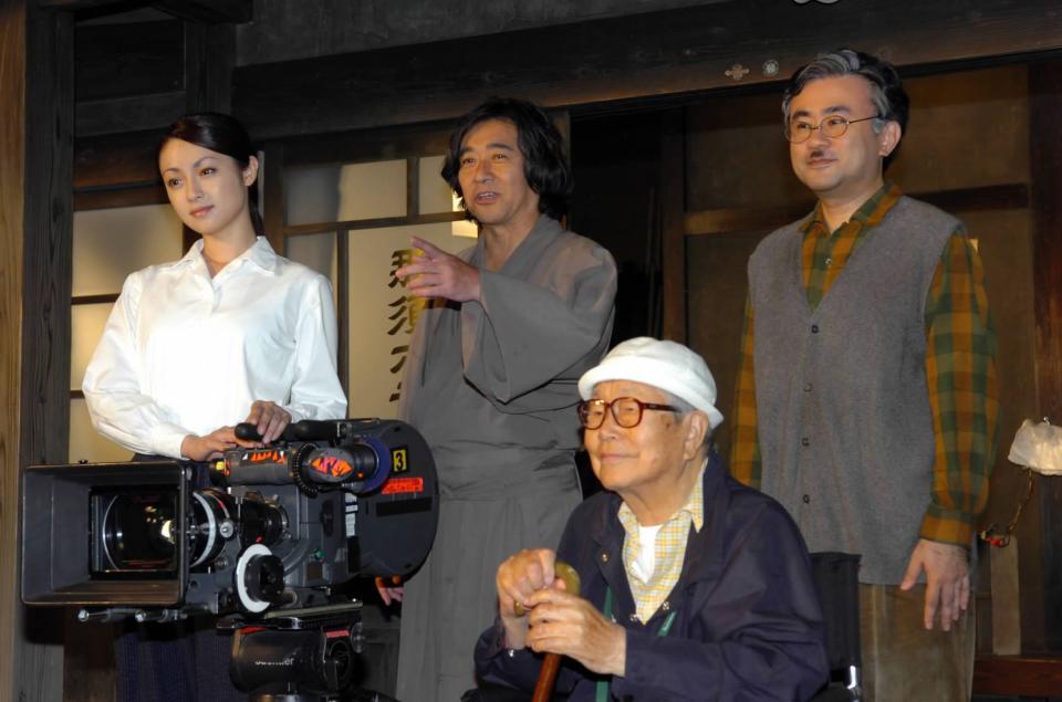 映画『犬神家の一族』の撮影がクランクアップ間近となった（左から）深田恭子、石坂浩二、市川監督、三谷幸喜（２００６年撮影）