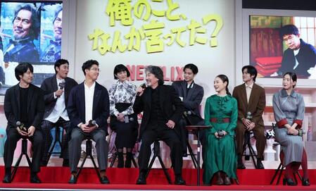 報告会に出席した（左から）松山ケンイチ、山本博、賀来賢人、坂井真紀、役所広司、磯村勇斗、吉田羊、上川周作、江口のりこ（撮影・佐々木彰尚）