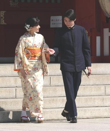 芳根京子（左）をエスコートする本田響矢（撮影・棚橋慶太）