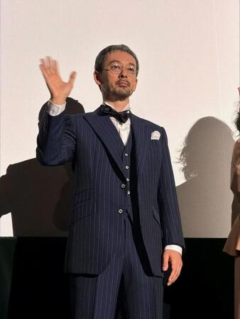 この日のためにオーダーした特注スーツで登壇した滝藤賢一