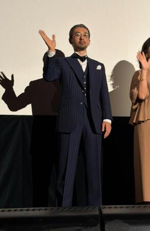 この日のためにオーダーした特注スーツで登壇した滝藤賢一