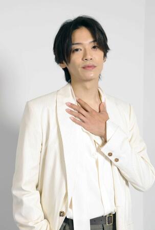 笑顔でポーズをとる高木雄也（撮影・西岡正）