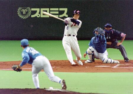 １回、片岡から空振り三振を奪う松坂＝１９９９年４月