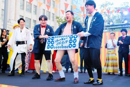 「ＯＳＡＫＡ　ＣＯＭＥＤＹ　ＦＥＳＴＩＶＡＬ２０２６」のオープニングセレモニーに登場したとにかく明るい安村（右から２人目）