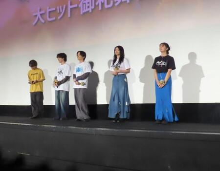アニメ映画「我々は宇宙人」の舞台あいさつ（右から２人目が山﨑天）