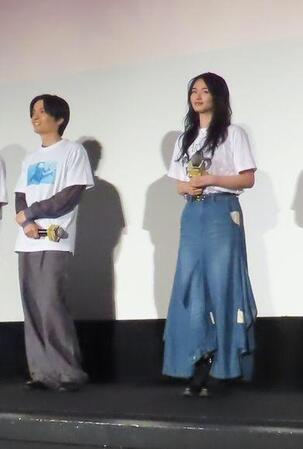 舞台あいさつに登壇した山﨑天（右）と坂東龍汰