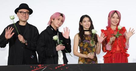 手を振る（左から）内田英治監督、佐久間大介、土屋太鳳、ＬｉＳＡ（撮影・吉澤敬太）