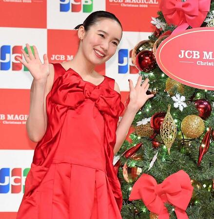 イベントで輝く笑顔でポーズをとる飯豊まりえ＝２０２５年１２月撮影