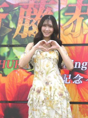 撮影に応じる斎藤恭代