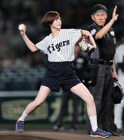 始球式をするＮＭＢ４８坂下真心（撮影・田中太一）