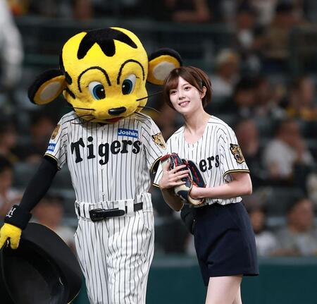 始球式を務めたＮＭＢ４８・坂下真心（撮影・西田忠信）