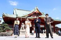 トークで盛り上がる（左から）生田絵梨花、芳根京子、本田響矢、小関裕太＝東京・神田明神（撮影・棚橋慶太）