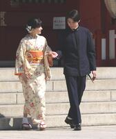 芳根京子（左）をエスコートする本田響矢（撮影・棚橋慶太）