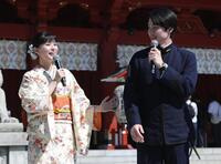 トークで盛り上がる芳根京子（左）と本田響矢（撮影・棚橋慶太）
