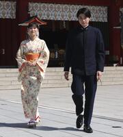 参道を歩いて登場した芳根京子（左）と本田響矢＝東京・神田明神（撮影・棚橋慶太）