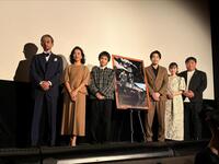 舞台あいさつに登場した（左から）滝藤賢一、戸田菜穂、及川桃利、大谷亮平、磯谷萌々子、錦織良成監督