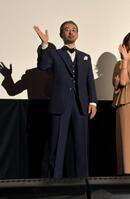 この日のためにオーダーした特注スーツで登壇した滝藤賢一