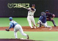 １回、片岡から空振り三振を奪う松坂＝１９９９年４月