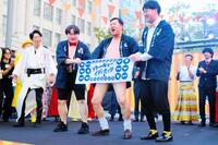 「ＯＳＡＫＡ　ＣＯＭＥＤＹ　ＦＥＳＴＩＶＡＬ２０２６」のオープニングセレモニーに登場したとにかく明るい安村（右から２人目）
