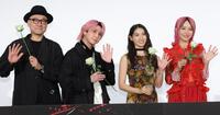 手を振る（左から）内田英治監督、佐久間大介、土屋太鳳、ＬｉＳＡ（撮影・吉澤敬太）