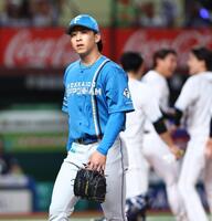 １０回、カナリオにサヨナラソロを浴び、引き揚げる細野（撮影・中島達哉）