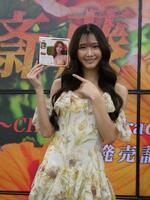 撮影に応じる斎藤恭代