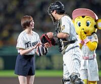 始球式を務め阪神・伏見寅威（右）からボールを受け取るＮＭＢ４８・坂下真心＝甲子園（撮影・立川洋一郎）
