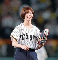 始球式を務め笑顔を見せるＮＭＢ４８・坂下真心（撮影・立川洋一郎）