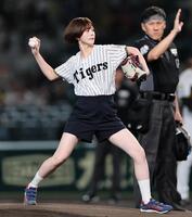 始球式をするＮＭＢ４８坂下真心（撮影・田中太一）