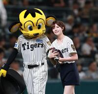 始球式を務めたＮＭＢ４８・坂下真心（撮影・西田忠信）
